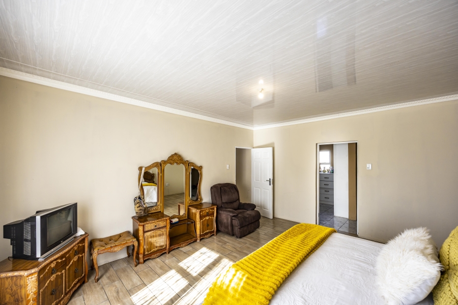 5 Bedroom Property for Sale in Summerpride Eastern Cape